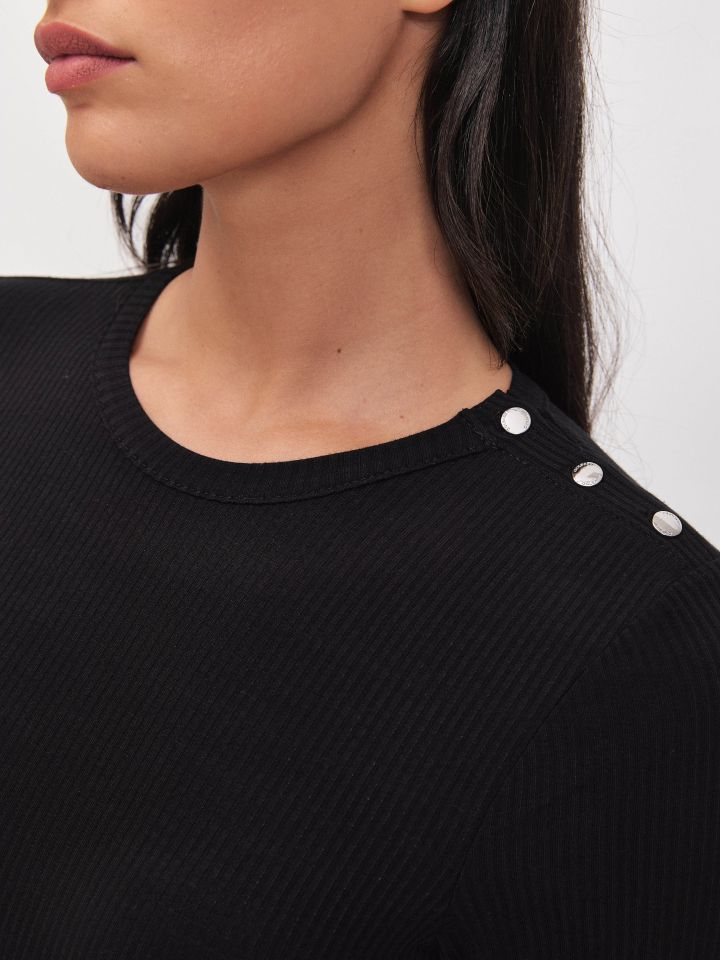 חולצה ריב כפתורים בכתף PROMO בצבע שחור