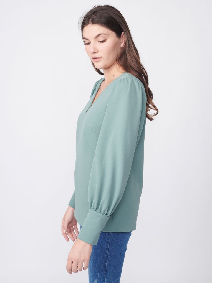 חולצה V סקובה  PROMO ARIN בצבע ירוק בהיר