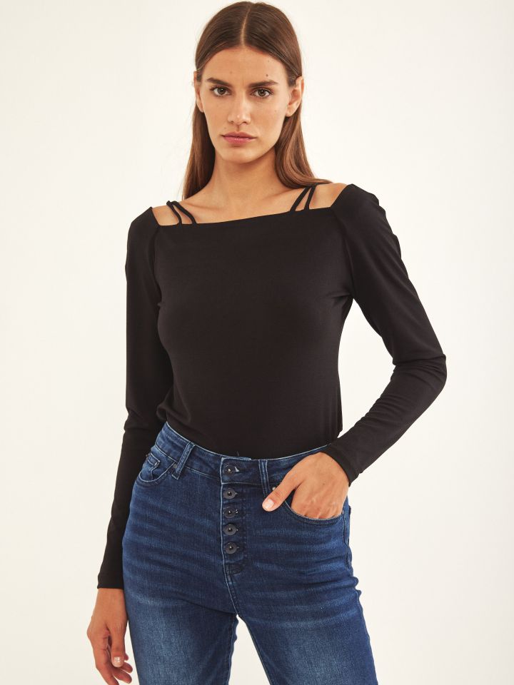 חולצה פתחים בכתף בצבע שחור