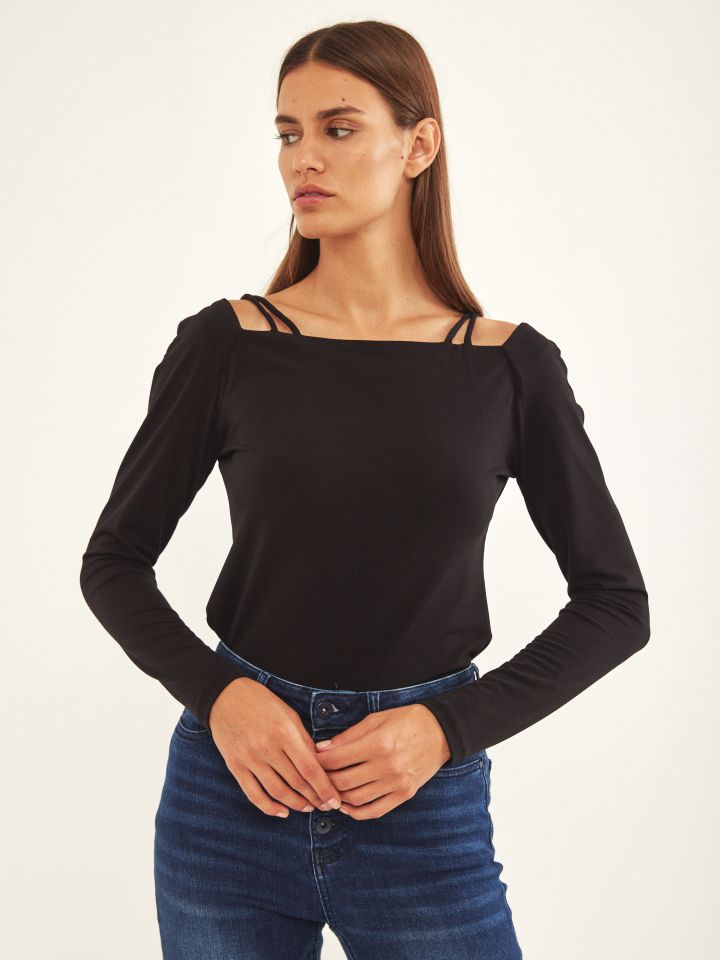 חולצה פתחים בכתף בצבע שחור