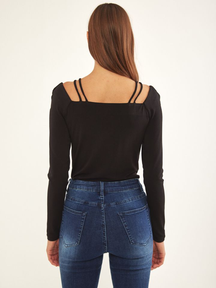 חולצה פתחים בכתף בצבע שחור