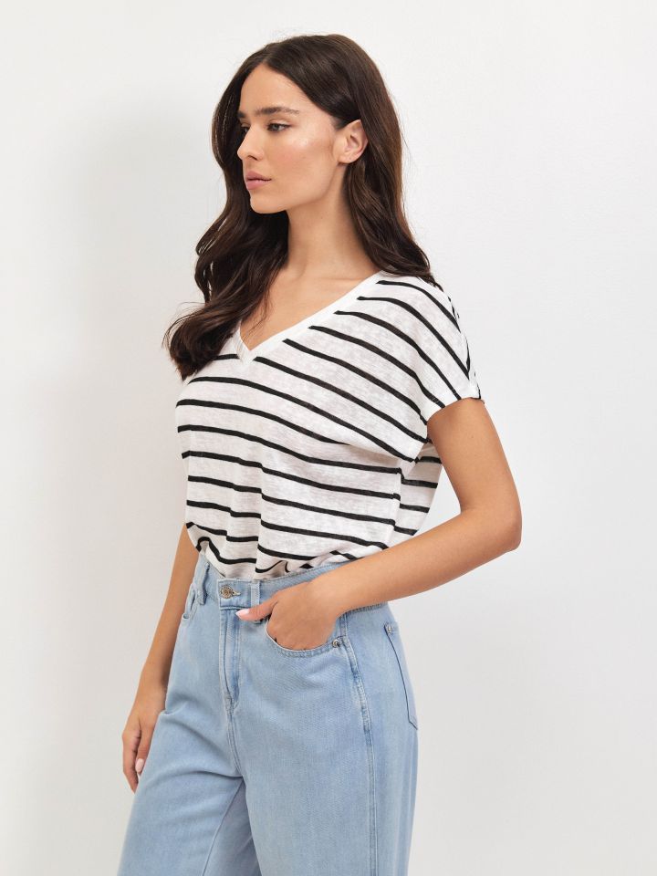 חולצה V פסים  PROMO בצבע שחור