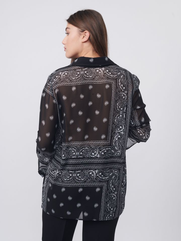 חולצה פצ’ים בצבע שחור