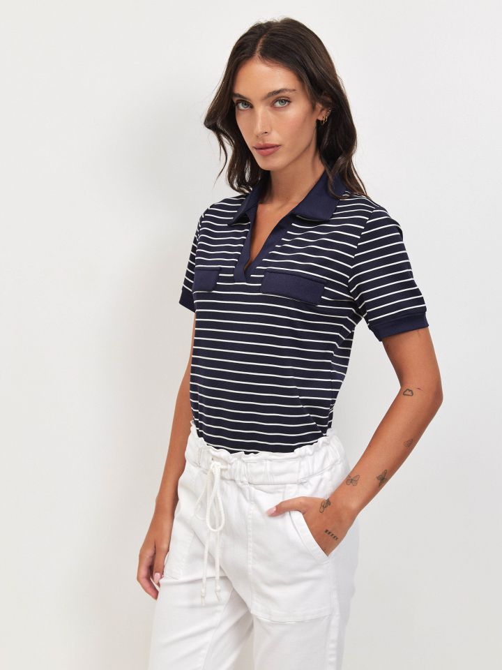 חולצה צוארון פסים + כיסים בצבע נייבי