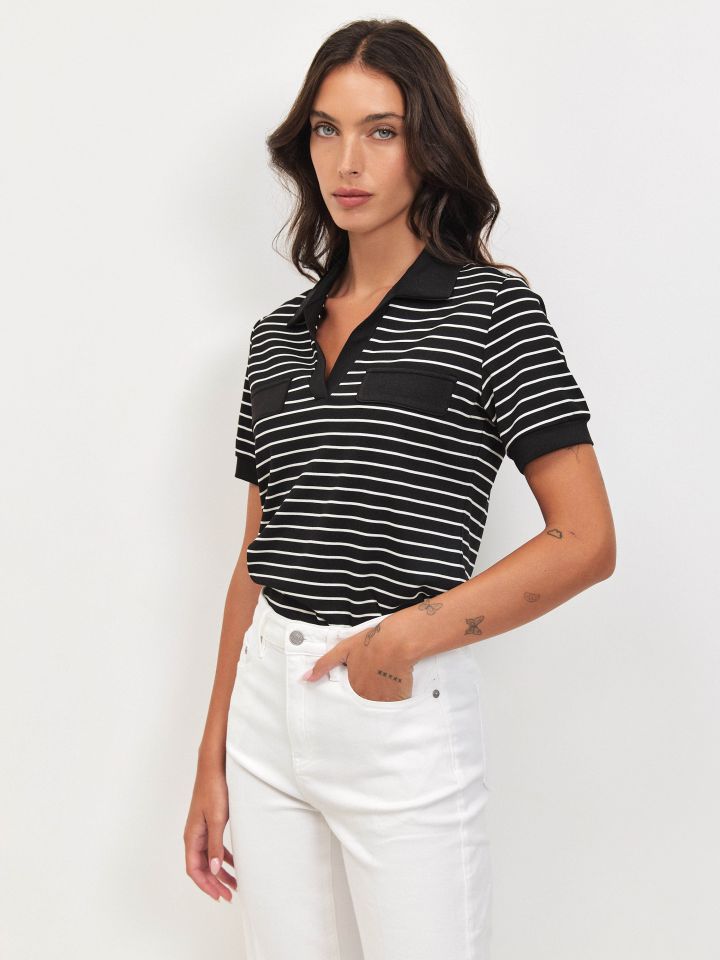 חולצה צוארון פסים + כיסים בצבע שחור
