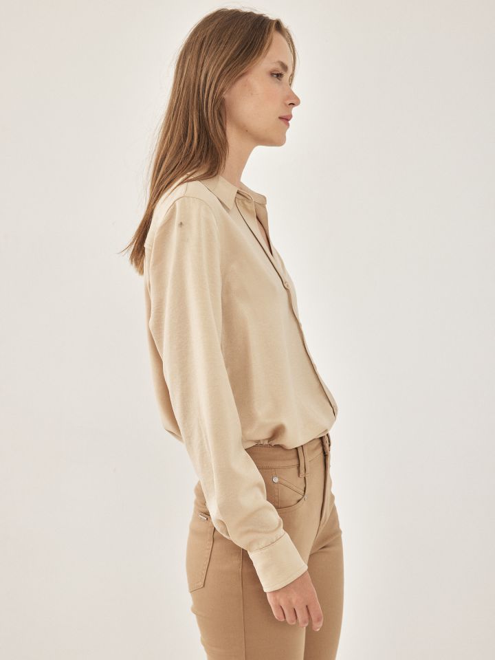 חולצה סטן מכופתרת PROMO בצבע בייז’