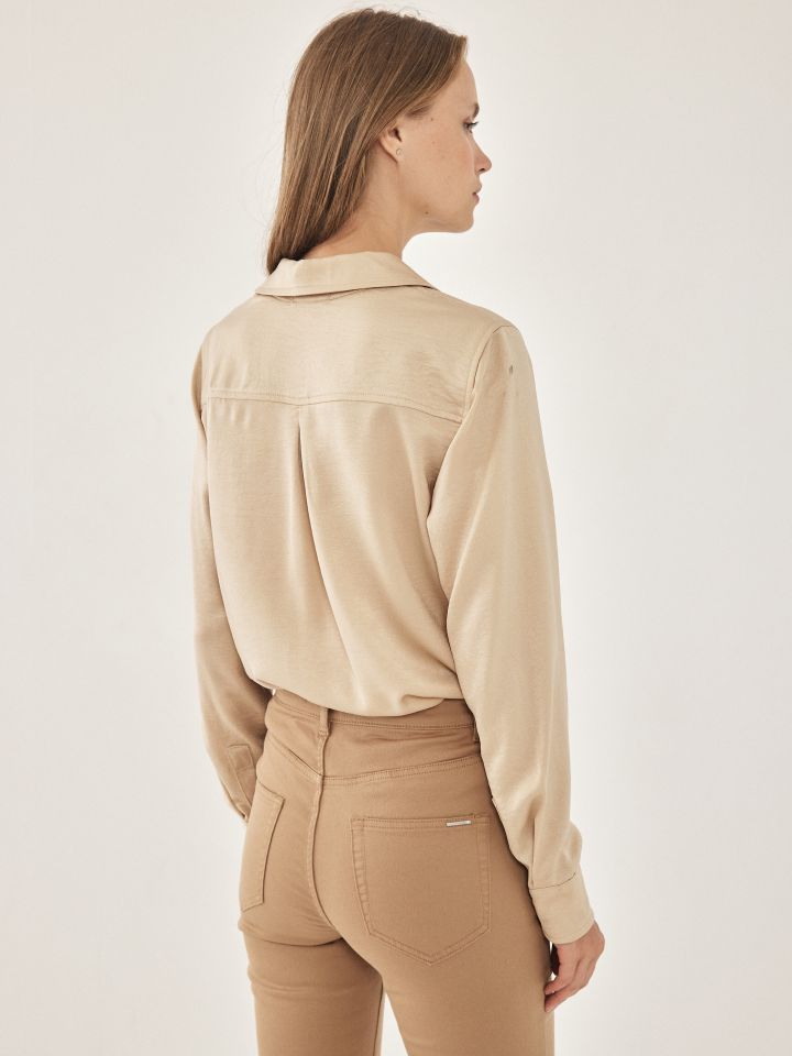 חולצה סטן מכופתרת PROMO בצבע בייז’