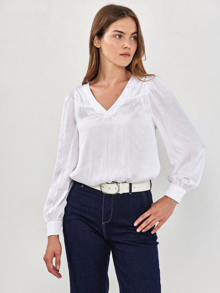 חולצה V סטן PROMO בצבע לבן