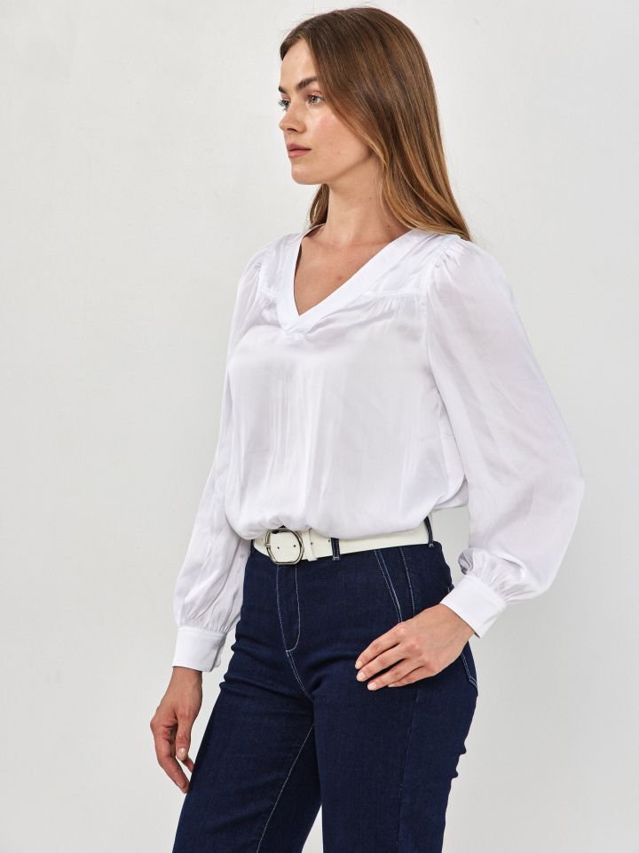 חולצה V סטן PROMO בצבע לבן