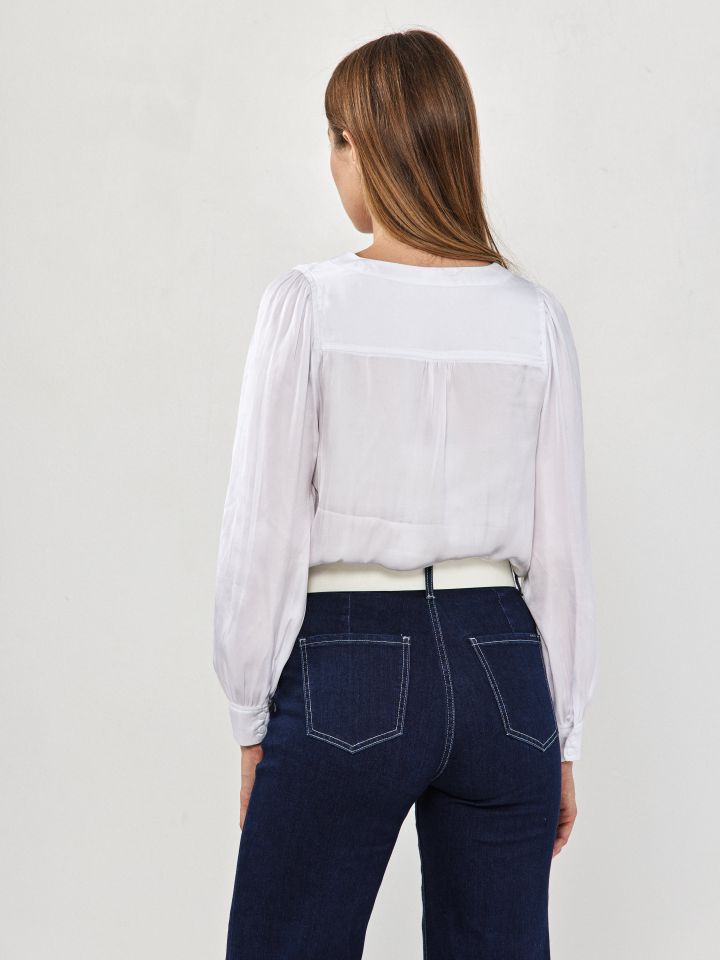 חולצה V סטן PROMO בצבע לבן