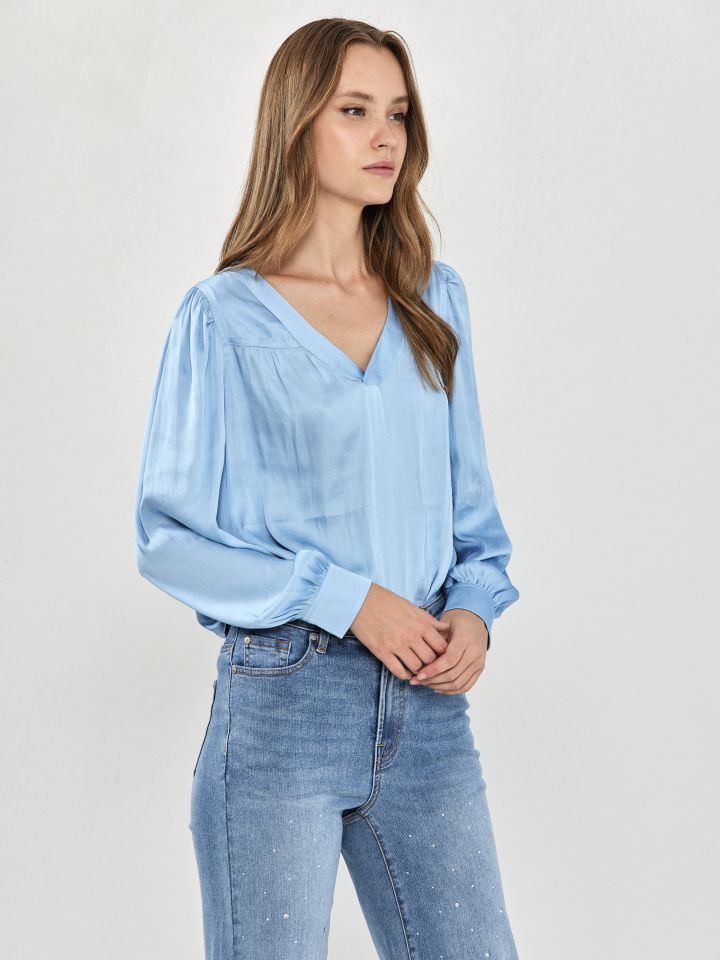 חולצה V סטן PROMO בצבע תכלת אורלי