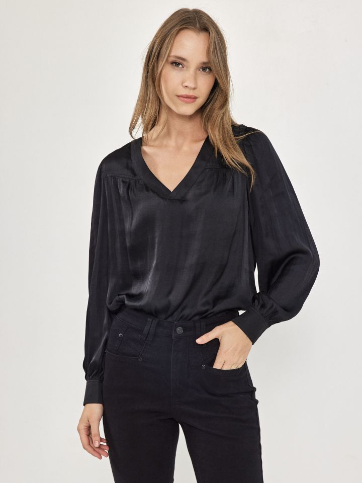 חולצה V סטן PROMO בצבע שחור