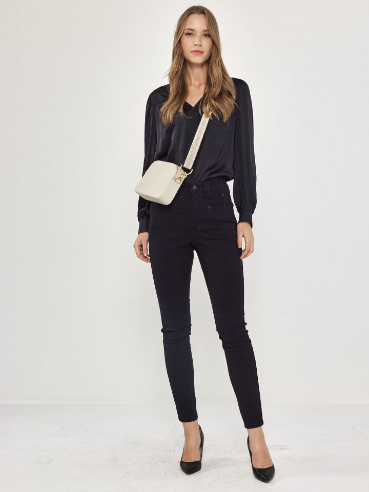 חולצה V סטן PROMO בצבע שחור