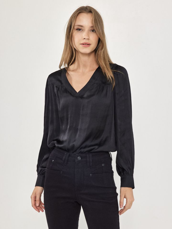 חולצה V סטן PROMO בצבע שחור