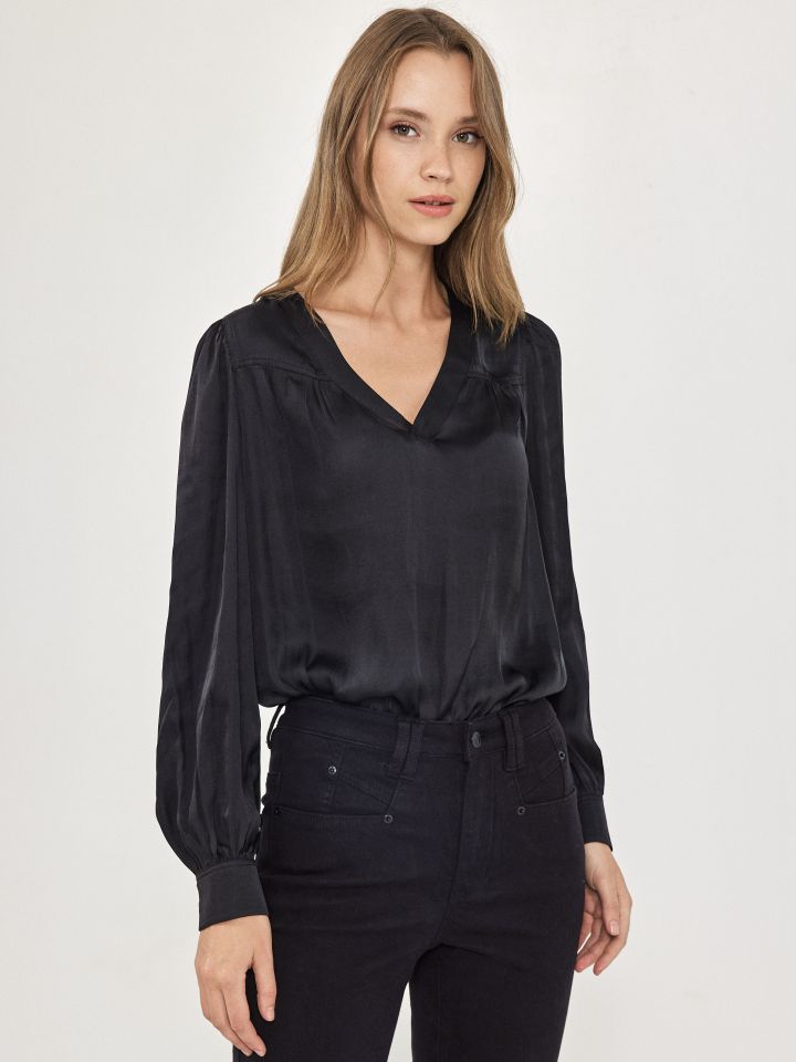 חולצה V סטן PROMO בצבע שחור