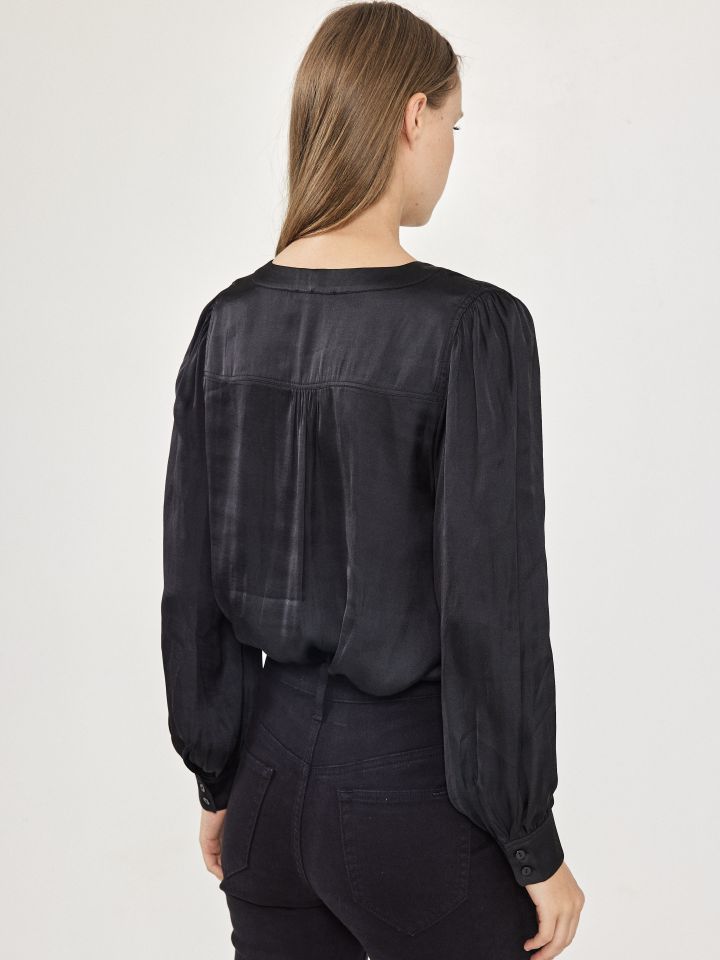 חולצה V סטן PROMO בצבע שחור