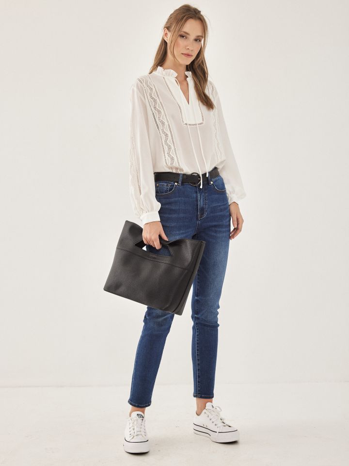 חולצה שילוב קרושה בצבע לבן