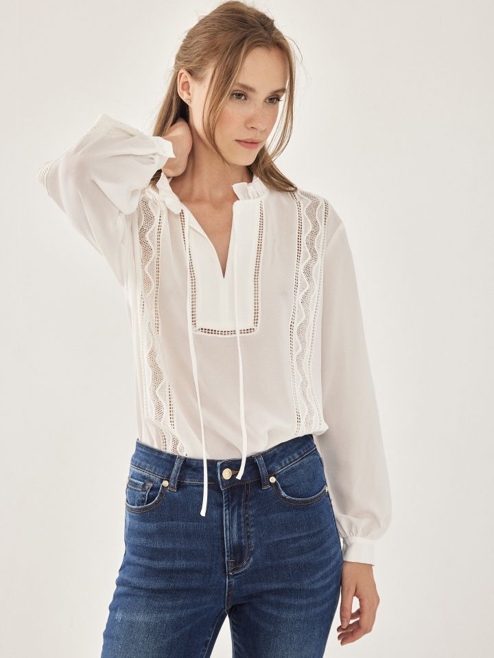 חולצה שילוב קרושה בצבע לבן