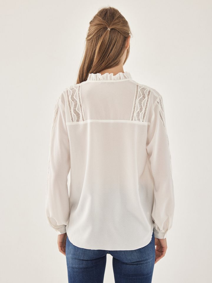 חולצה שילוב קרושה בצבע לבן