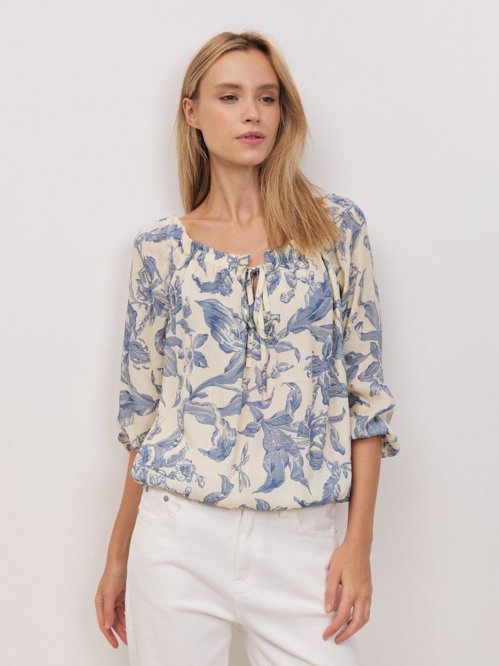 חולצה בופון דפוס בצבע פרחוני