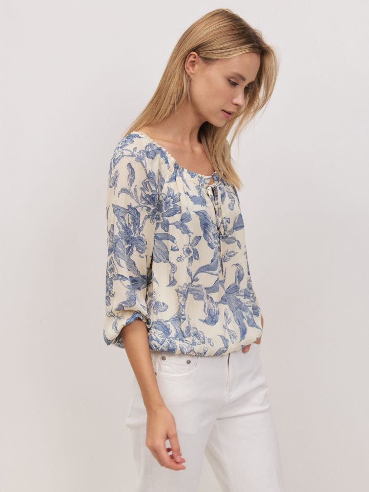 חולצה בופון דפוס בצבע פרחוני