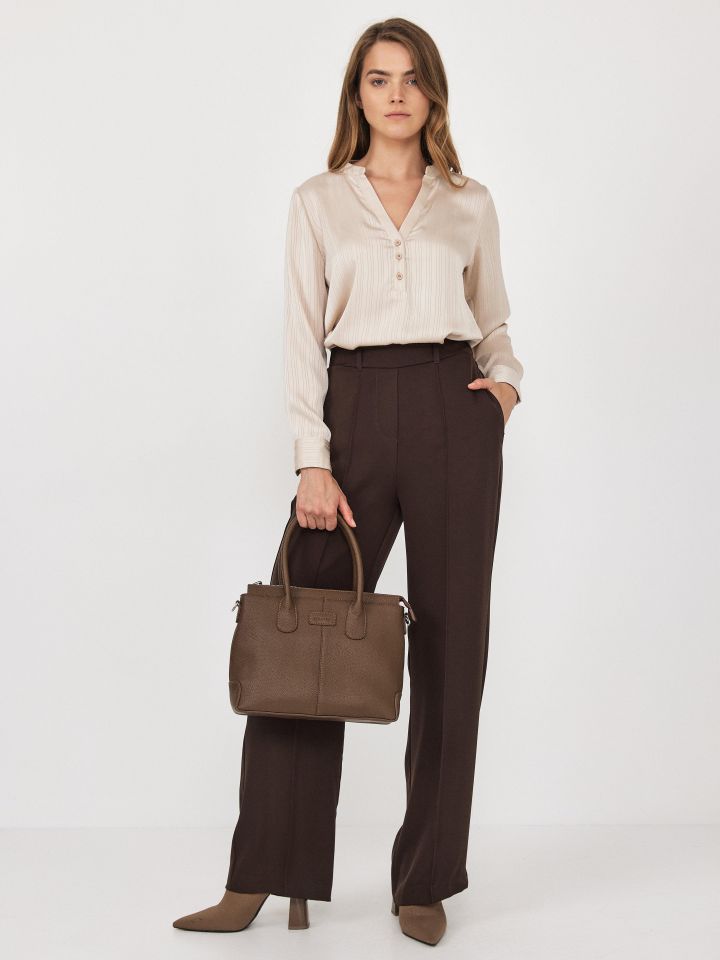 חולצה V שינה פסי אורך בצבע בייז’