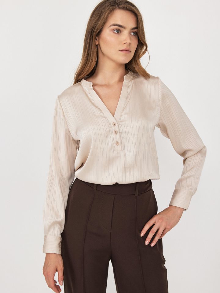 חולצה V שינה פסי אורך בצבע בייז’