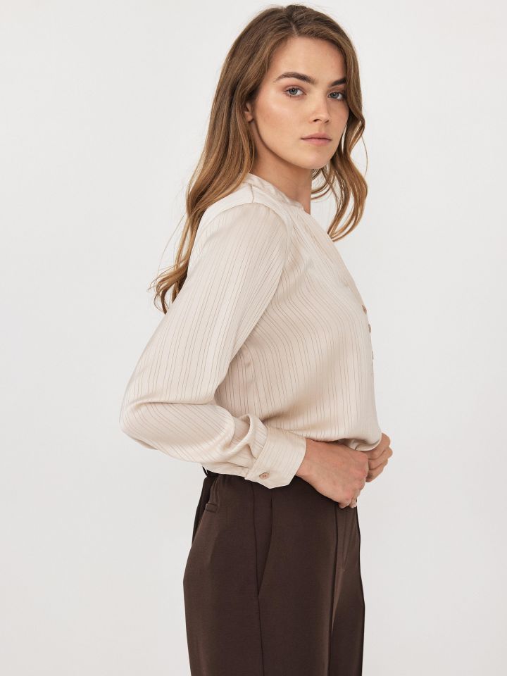 חולצה V שינה פסי אורך בצבע בייז’