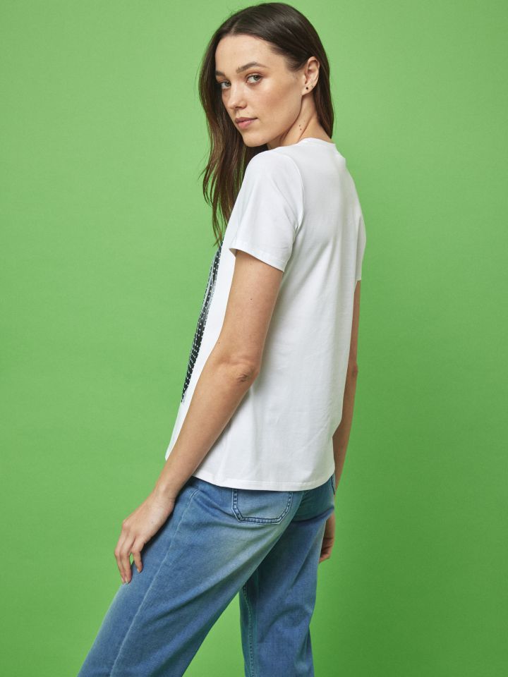 חולצה ליידי ניטים בצבע לבן