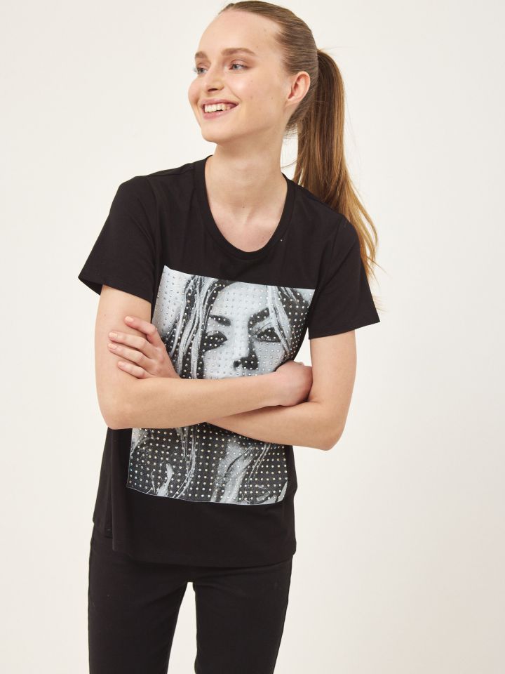 חולצה ליידי ניטים בצבע שחור