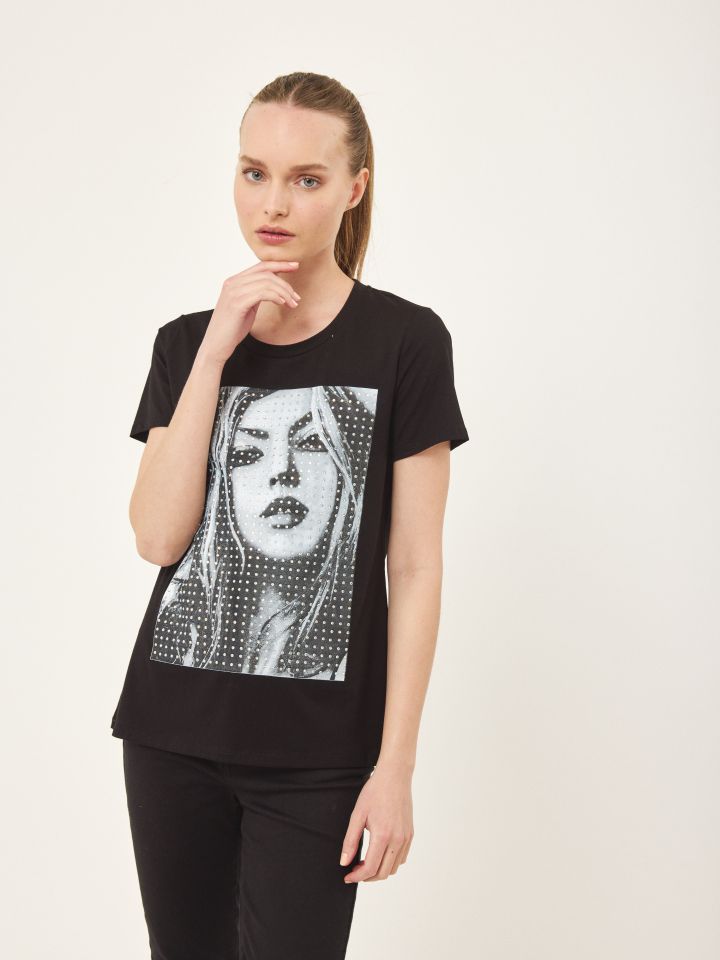 חולצה ליידי ניטים בצבע שחור