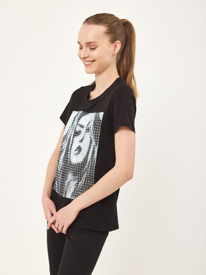 חולצה ליידי ניטים בצבע שחור