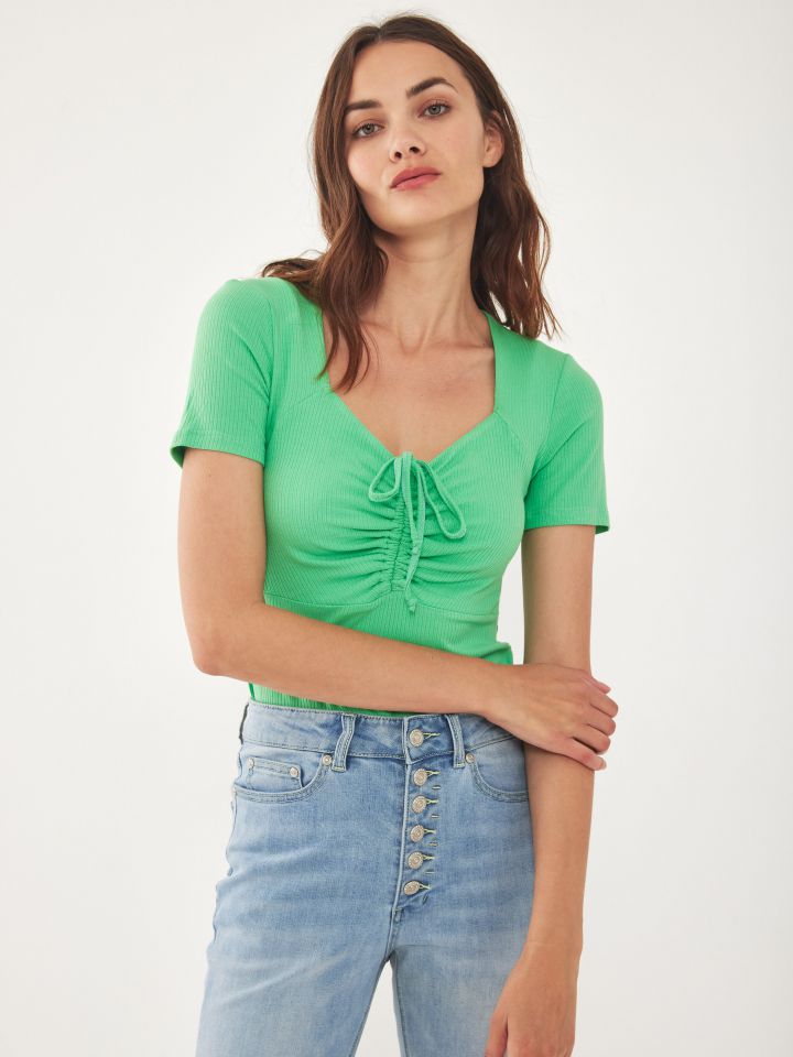 חולצה ריב פתח קשירה בצבע ירוק