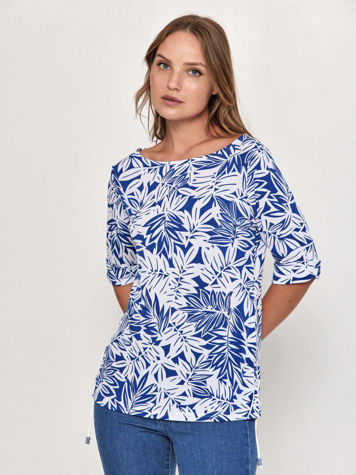 חולצה דפוס  שרוך צד ואיבקות בצבע לבן /כחול