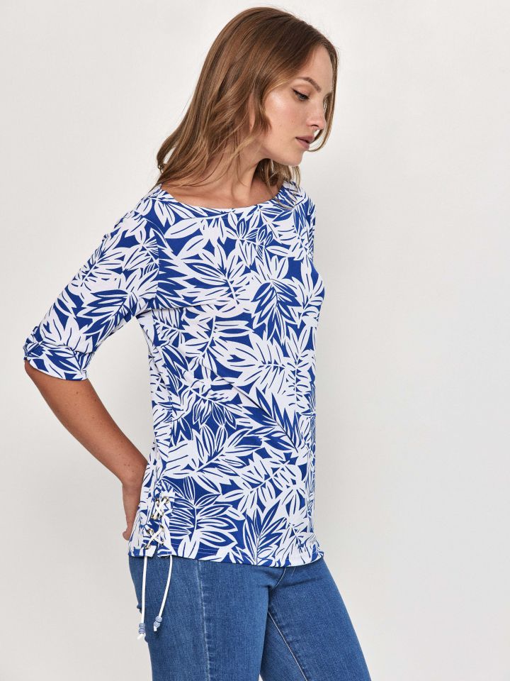 חולצה דפוס  שרוך צד ואיבקות בצבע לבן /כחול