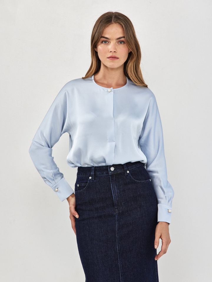 חולצה סטן כפתורי פנינה בצבע תכלת אורלי