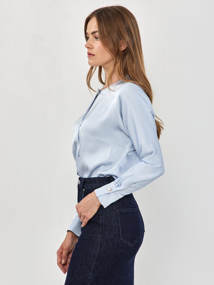 חולצה סטן כפתורי פנינה בצבע תכלת אורלי
