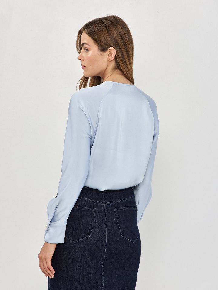 חולצה סטן כפתורי פנינה בצבע תכלת אורלי