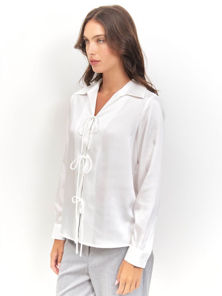 חולצה סטן קשירות  PROMO בצבע אופוויט