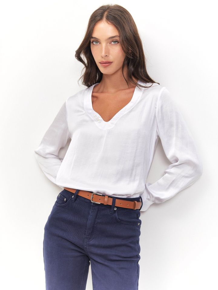 חולצה סטן פתח PROMO V בצבע לבן