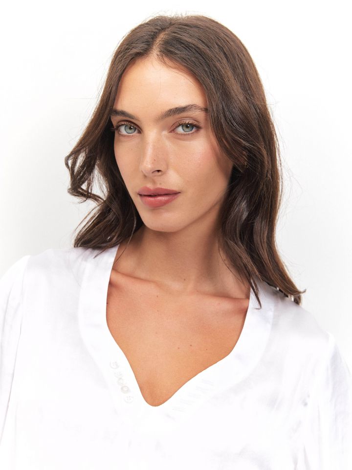 חולצה סטן פתח PROMO V בצבע לבן