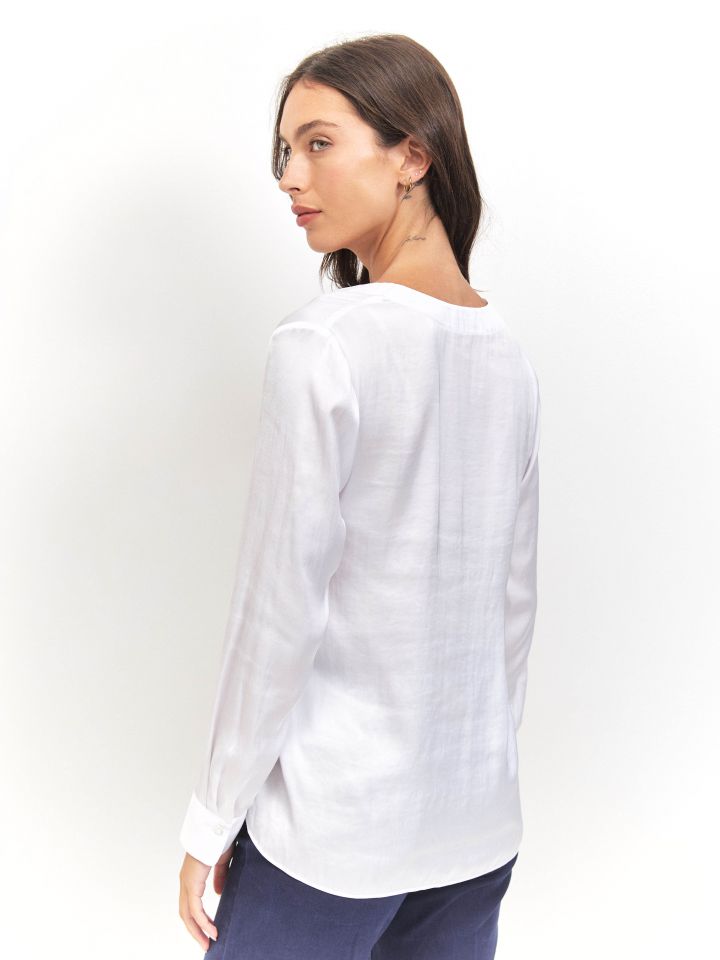 חולצה סטן פתח PROMO V בצבע לבן