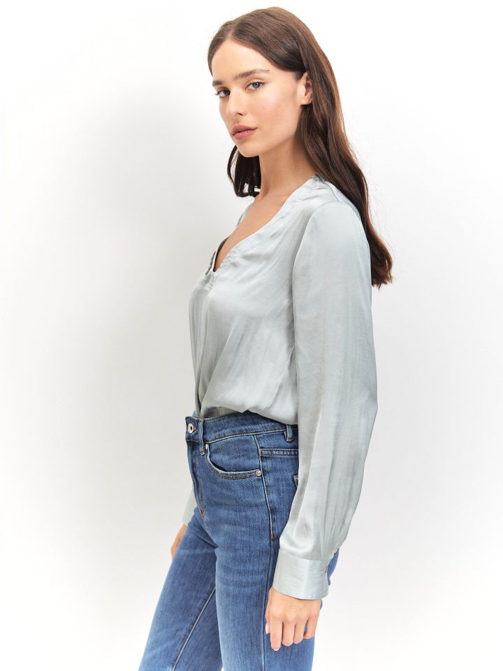 חולצה סטן פתח PROMO V בצבע ירוק בהיר