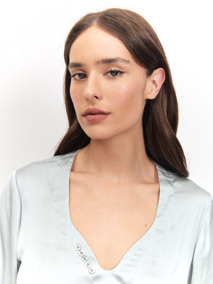 חולצה סטן פתח PROMO V בצבע ירוק בהיר