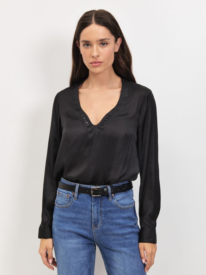 חולצה סטן פתח PROMO V בצבע שחור