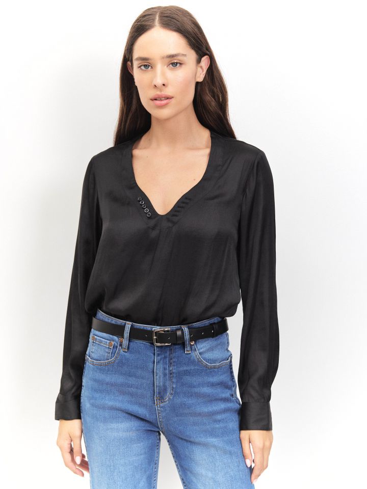 חולצה סטן פתח PROMO V בצבע שחור