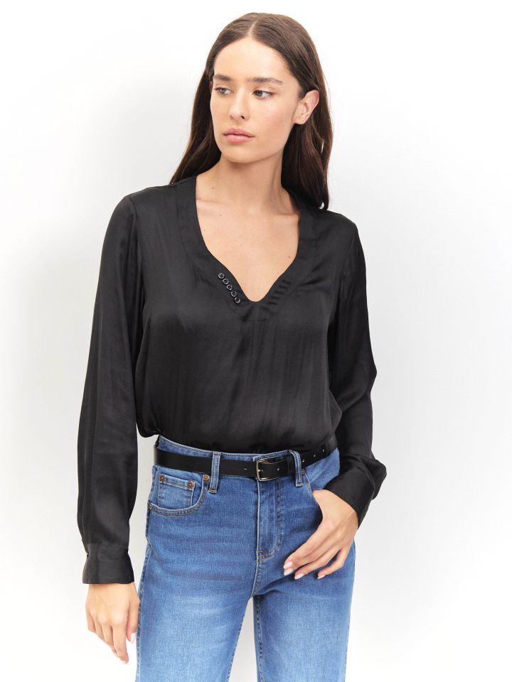 חולצה סטן פתח PROMO V בצבע שחור