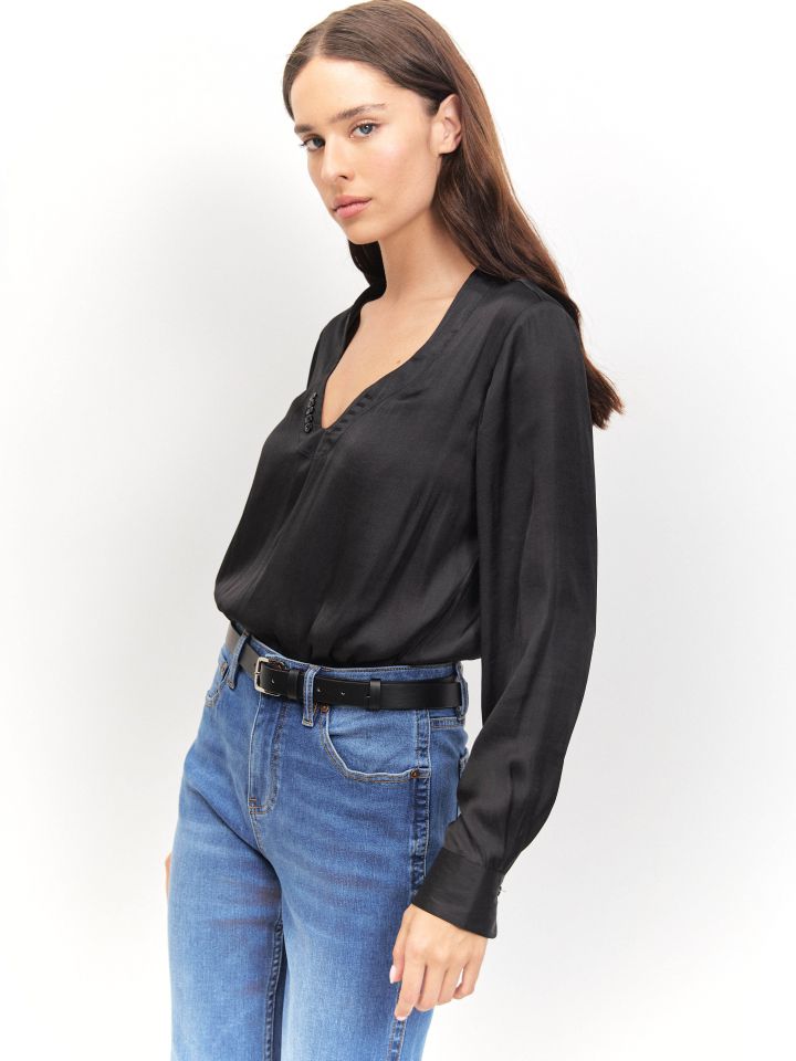 חולצה סטן פתח PROMO V בצבע שחור