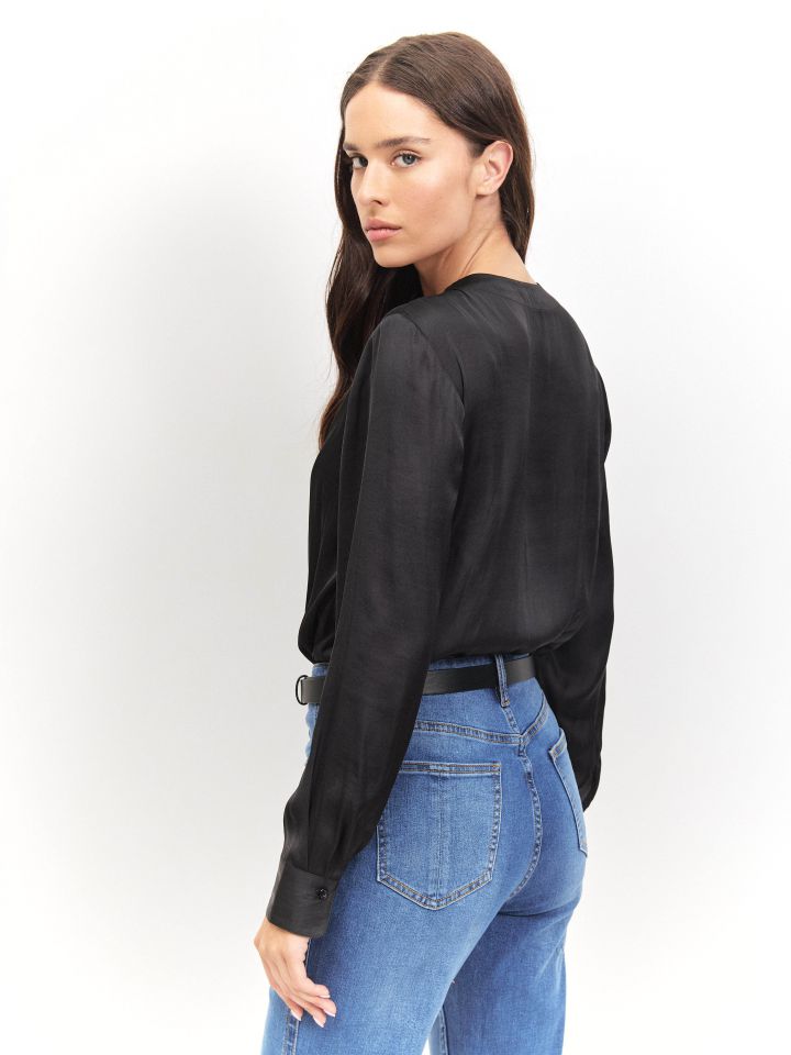 חולצה סטן פתח PROMO V בצבע שחור