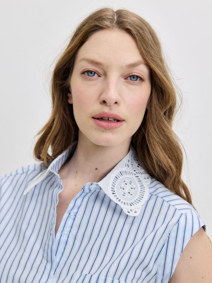 חולצה פסים צוארון קרושה בצבע תכלת